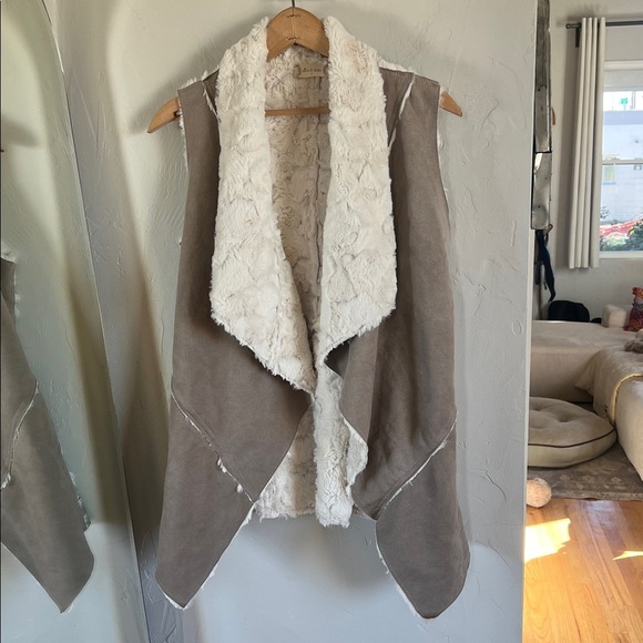 Altar'd State Cream and Tan Shearling Vest - Picture 2 of 7